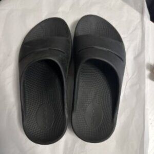 Women's size 6 Oofos